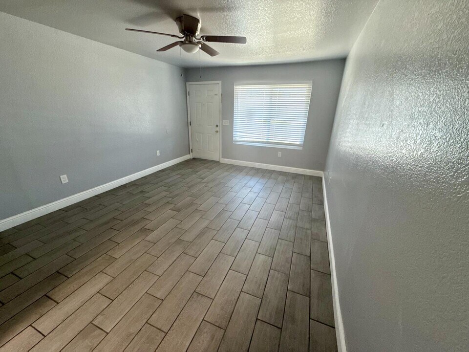 5181 E Hedges Ave in Fresno, CA - Building Photo