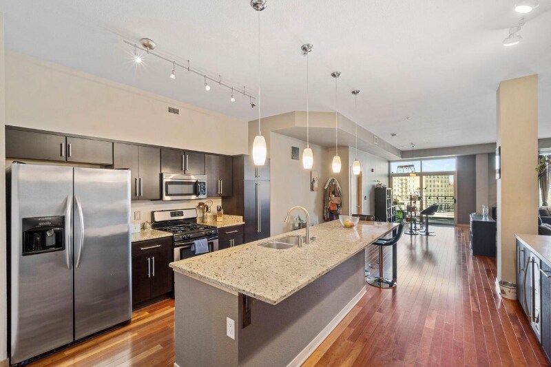 106 W Seeboth St in Milwaukee, WI - Building Photo