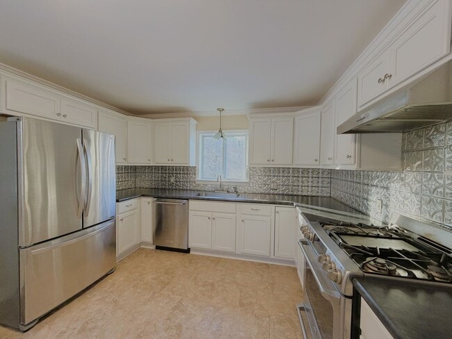 790 Pecks Rd in Pittsfield, MA - Building Photo - Building Photo