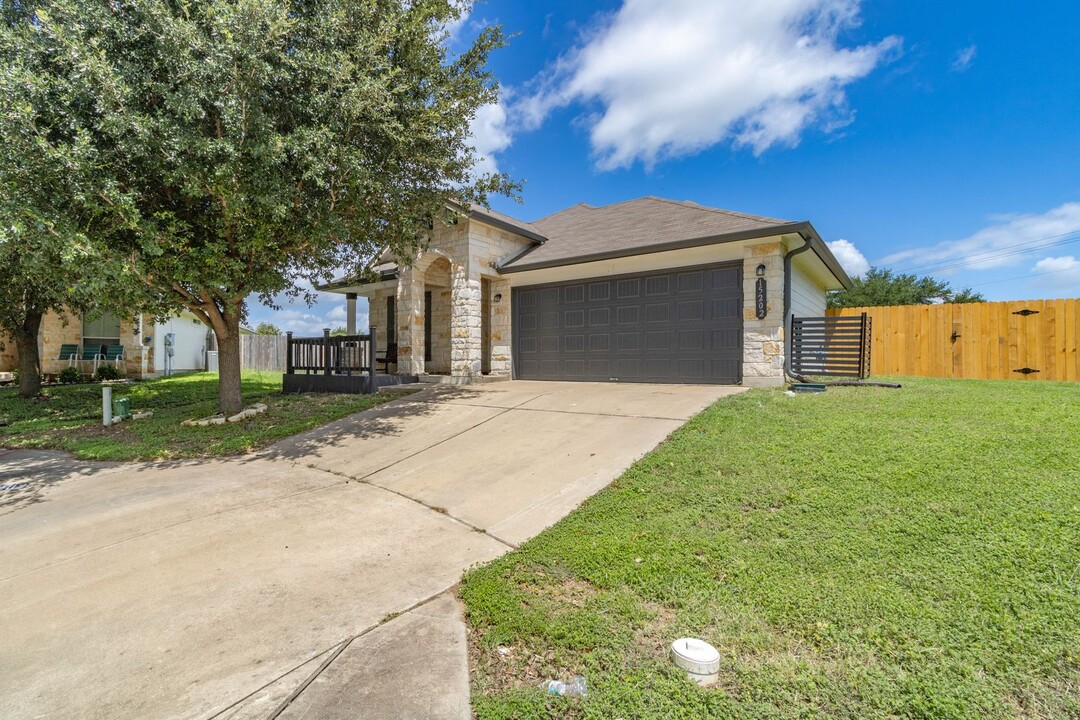 15202 Lucian Dr in Austin, TX - Foto de edificio