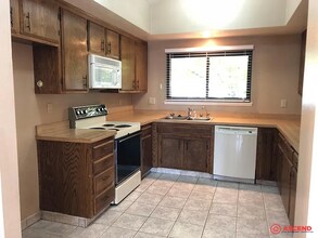 3721 Rockcastle Dr in Bakersfield, CA - Building Photo - Building Photo