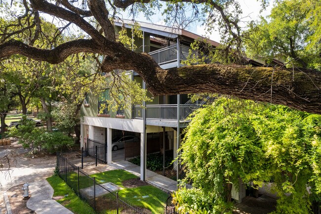 911 Keith Ln in Austin, TX - Foto de edificio - Building Photo