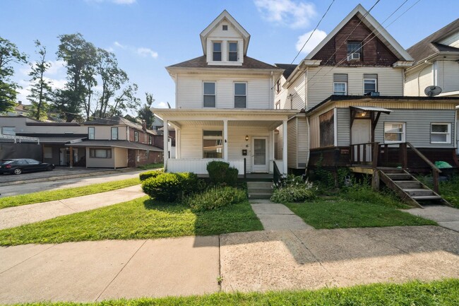 property at 422 N 3rd St