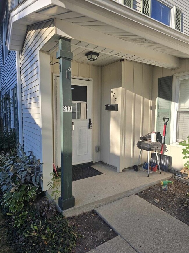 877 Wellington Ave in Elk Grove Village, IL - Building Photo - Building Photo