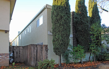 2420 S St in Sacramento, CA - Building Photo - Building Photo