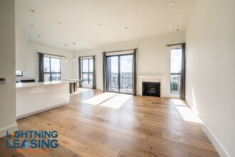 8811 Burton Way in West Hollywood, CA - Building Photo - Building Photo