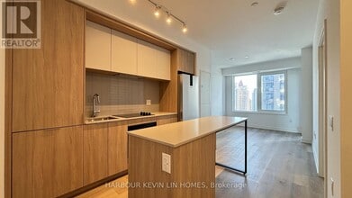 395 Square One Dr in Mississauga, ON - Building Photo - Building Photo