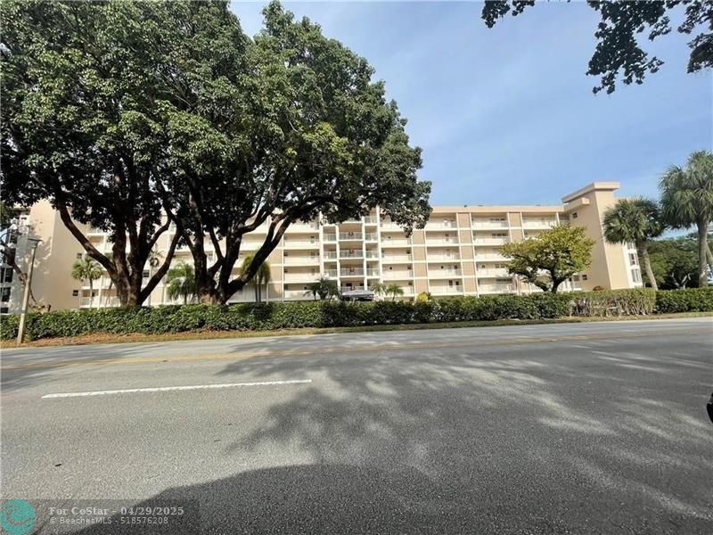 2901 S Palm Aire Dr in Pompano Beach, FL - Building Photo