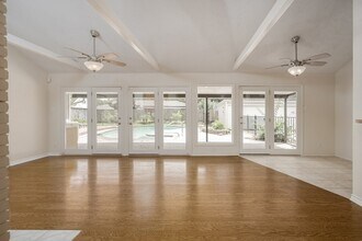 10631 Del Monte Dr in Houston, TX - Foto de edificio - Building Photo