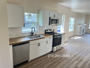 1106 W Ridgewood Ct in San Antonio, TX - Building Photo - Building Photo