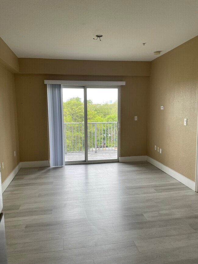 2536 NW 24th St, Unit 4C in Miami, FL - Building Photo - Building Photo