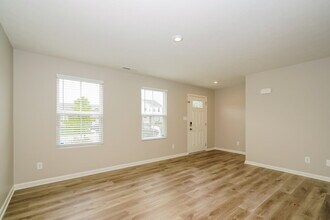107 Campus Ln in Greenwood, IN - Foto de edificio - Building Photo