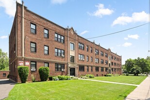 6 Highland St in West Hartford, CT - Building Photo