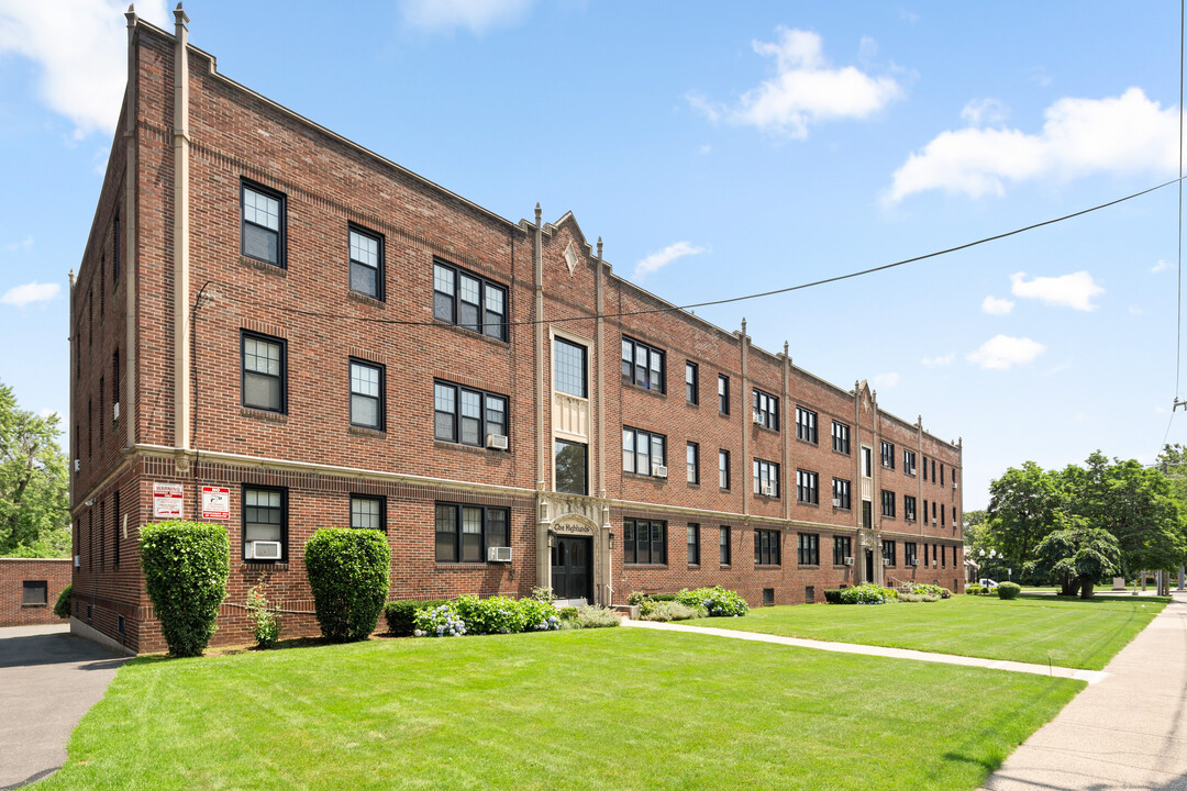 6 Highland St-Unit -B1 in West Hartford, CT - Building Photo
