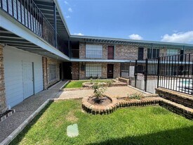 5617 Bissonnet St in Houston, TX - Building Photo