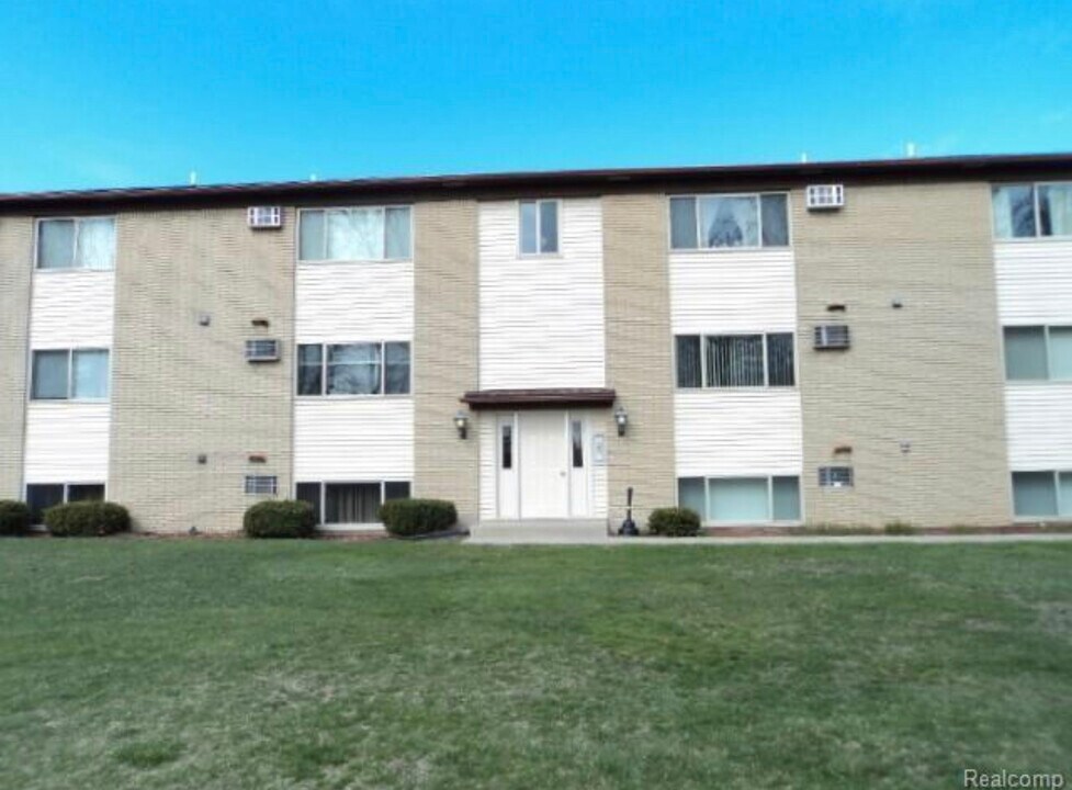 1875 Michigan Ave, Unit Wildwood in Marysville, MI - Building Photo