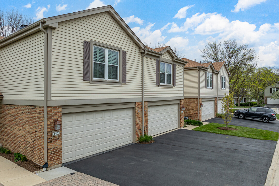 477 Village Green Rd in Naperville, IL - Foto de edificio