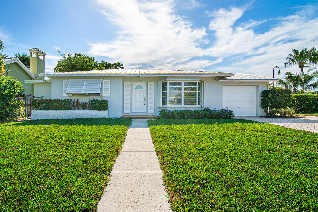 250 Arlington Rd in West Palm Beach, FL - Building Photo