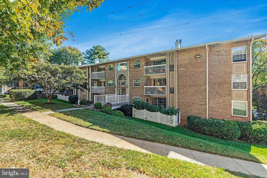 1935 Wilson Ln, Unit 203 in McLean, VA - Building Photo