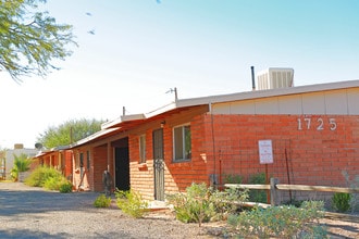 1725 West Wetmore Road Apartments in Tucson, AZ - Foto de edificio - Building Photo