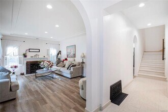 2313 Hollister Ter in Glendale, CA - Foto de edificio - Building Photo