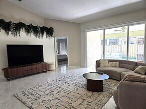 2547 Estancia Blvd in Clearwater, FL - Building Photo - Building Photo