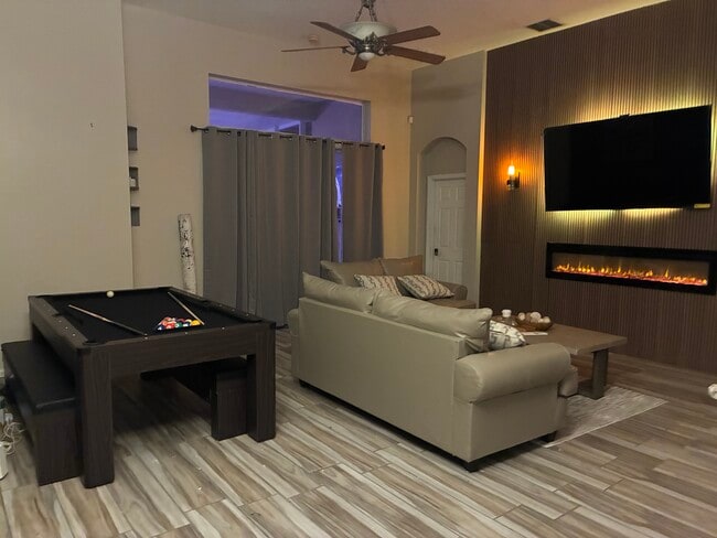 property at 3089 Williamsburg Ct