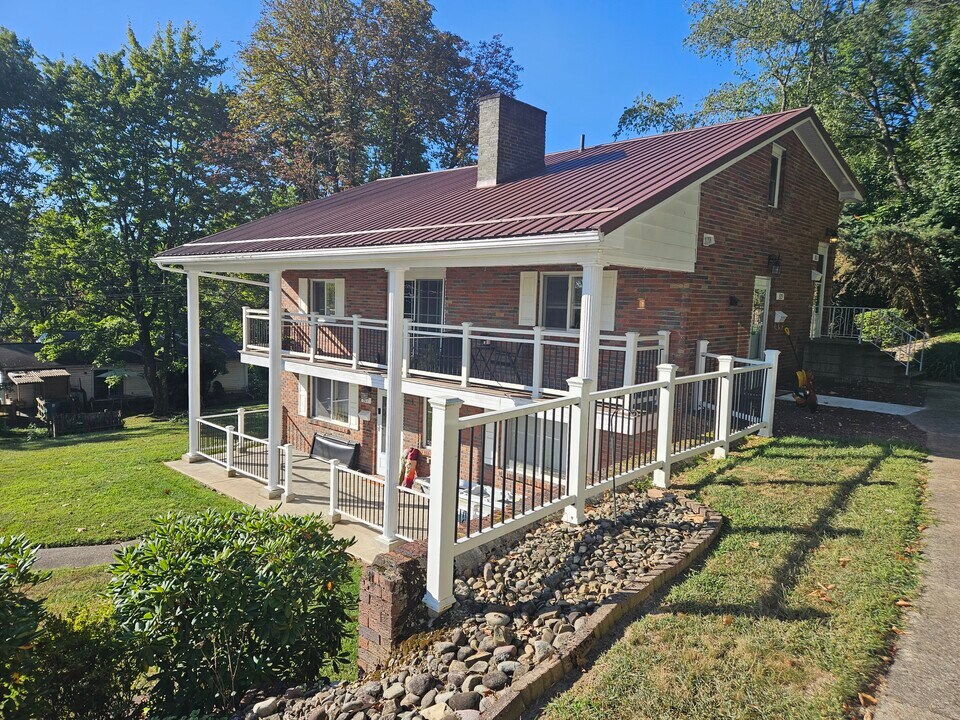 811 Painter St, Unit 811 in Youngwood, PA - Building Photo