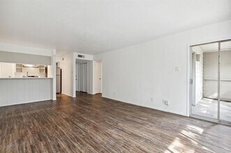 4837 Cedar Springs Rd in Dallas, TX - Building Photo - Building Photo