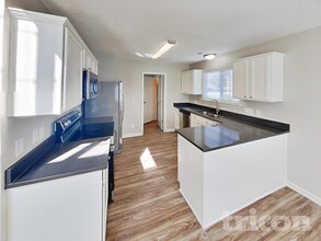 1017 Highstone Dr in Greensboro, NC - Foto de edificio - Building Photo