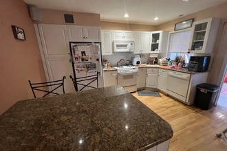 81 Waterford Rd, Unit Lower in Island Park, NY - Foto de edificio - Building Photo