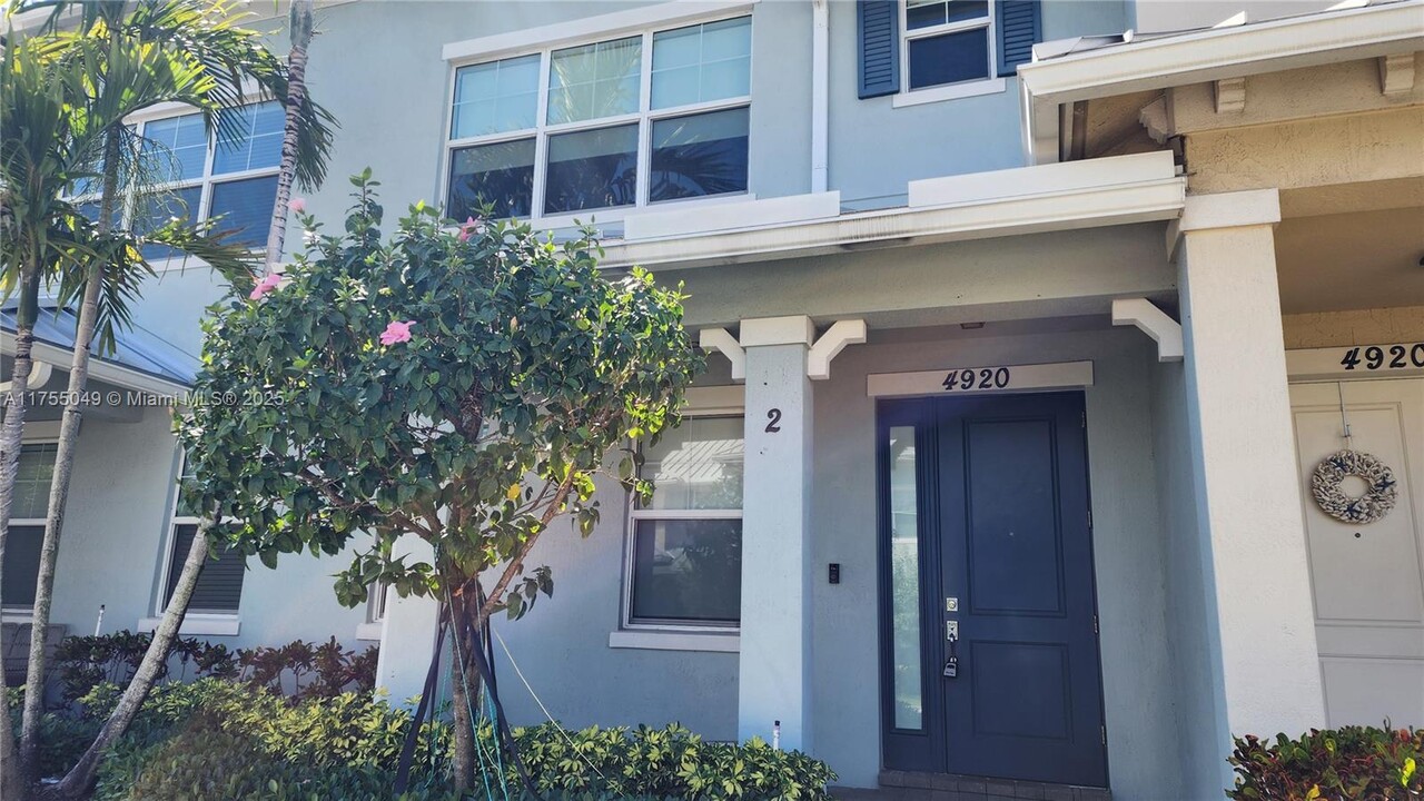 4920 Eucalyptus Dr in Hollywood, FL - Building Photo