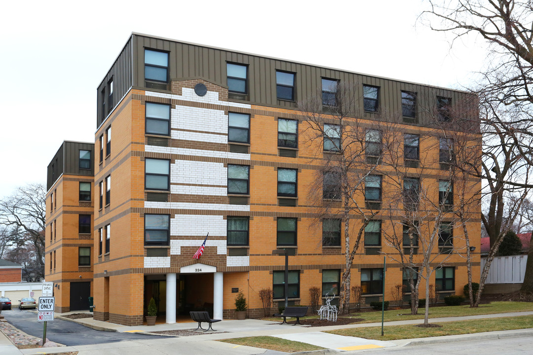 Shore Line Place in Wilmette, IL - Building Photo