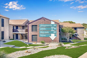 Estancia Estates in Dallas, TX - Building Photo - Building Photo