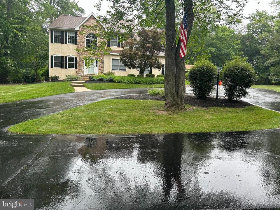 114 Lenape Dr in Lansdale, PA - Building Photo