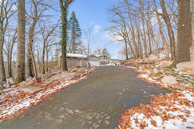 15 Overlook Dr in Woodbury, NY - Building Photo - Building Photo