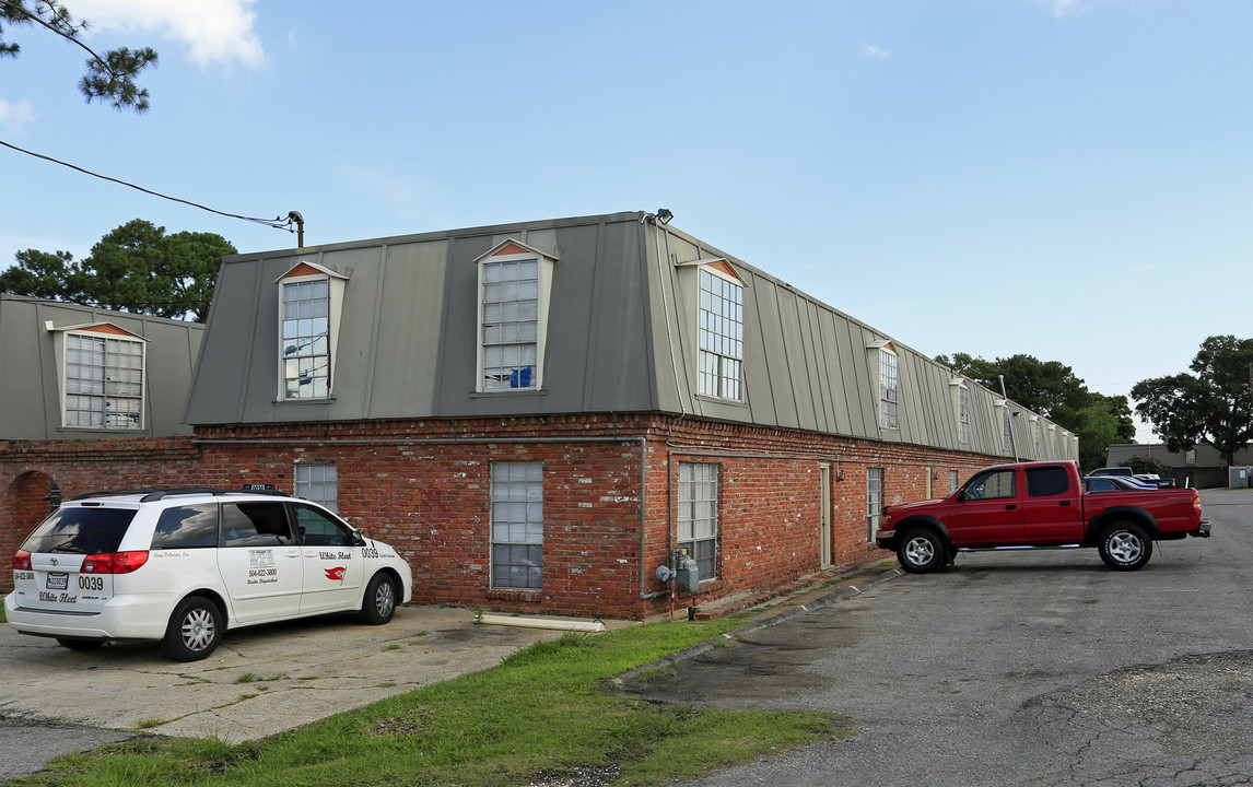 Brynmar Square Apartments in Metairie, LA - Building Photo