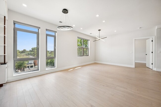 900 11th St SE, Unit 309 in Washington, DC - Foto de edificio - Building Photo