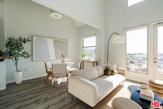 201 E Angeleno Ave in Burbank, CA - Building Photo - Building Photo