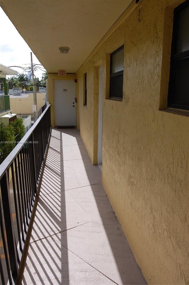 1334 Collins Ave in Miami Beach, FL - Building Photo - Building Photo