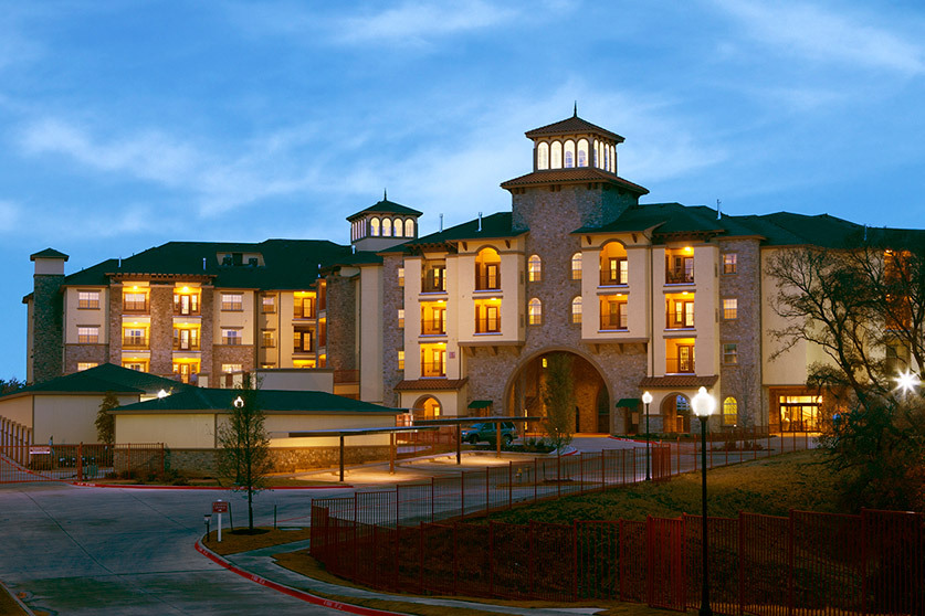 Chateau on Wildbriar Lake in Irving, TX - Building Photo