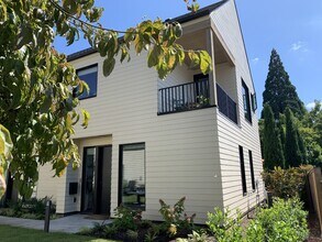 2403 SE 58th Ave in Portland, OR - Building Photo - Building Photo