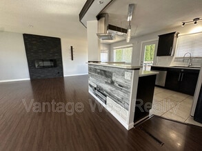 270 Keithley Rd in Kelowna, BC - Building Photo - Building Photo