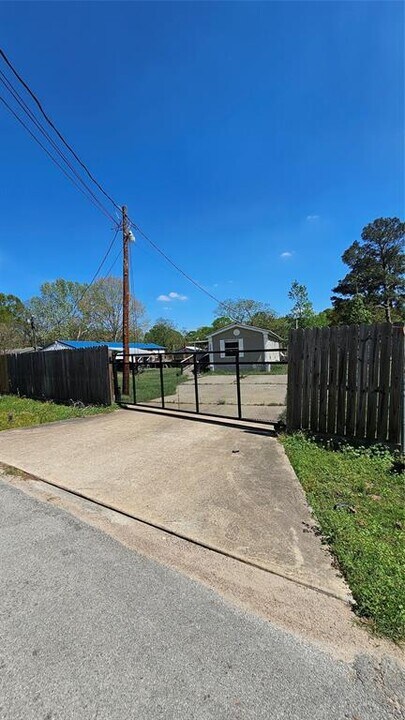 21063 Pinetex St in New Caney, TX - Building Photo