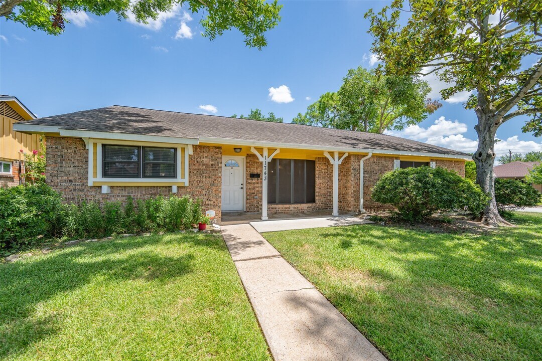 11743 Kirkmeadow Dr in Houston, TX - Building Photo