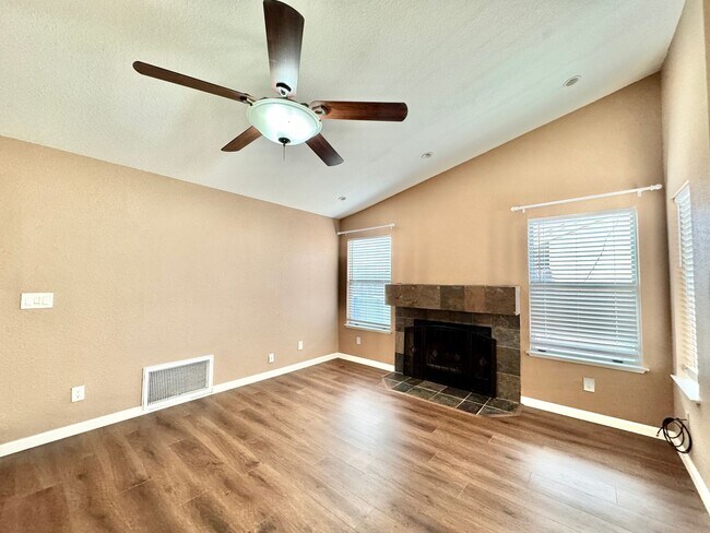 9241 Harrogate Way in Elk Grove, AZ - Building Photo - Building Photo