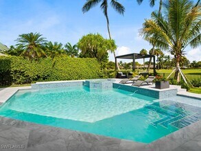 695 Wedge Dr in Naples, FL - Building Photo - Building Photo