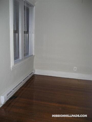 887 Huntington Ave in Boston, MA - Foto de edificio - Building Photo