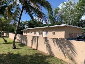 2784 SW 14th St-Unit -1 in Fort Lauderdale, FL - Foto de edificio - Building Photo