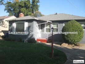5617 V St in Sacramento, CA - Building Photo